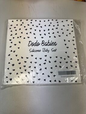 Dodo Babies Silicone Bibs Set new 2 silicone bibs and 2 pacifier clips